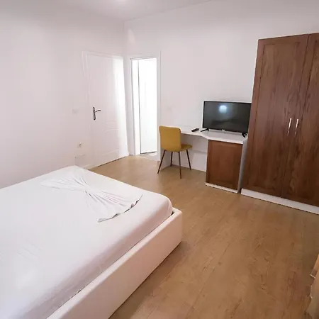 Sidi - Free Parking & Breakfast Included